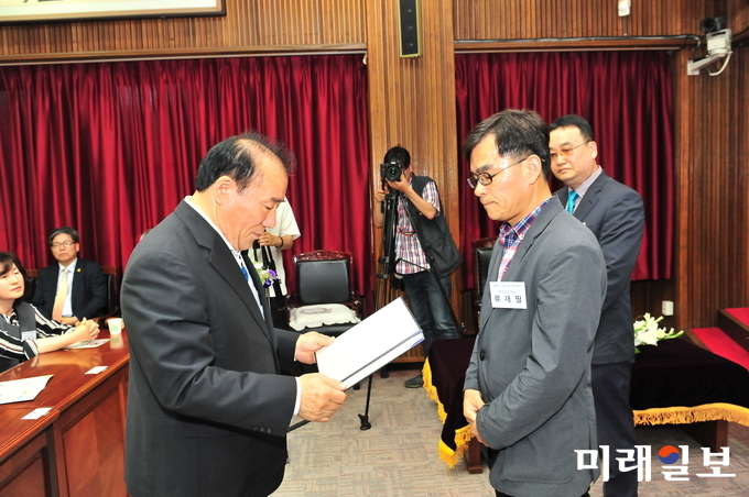 광주시교육청 스승의 날 기념행사에서 장휘국 교육감이 우수 교원에게 표창을 하고 있다. / 사진=광주시교육청 제공