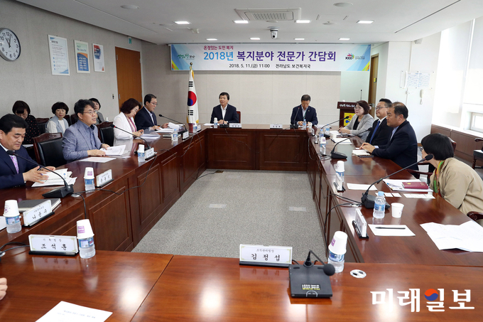 이재영 전남도지사 권한대행이 11일 도청에서 복지분야 전문가와 간담회를 하고 있다. 배석연 초당대 사회복지상담학과 교수, 김경옥 사회복지법인 난원 대표이사, 남상현 한국노인인력개발원 호남본부장, 문애준 전남여성장애인연대 대표, 문동식 도 보건복지국장 등과 전남 복지정책 방향과 추진전략을 논의했다./ 사진=전남도 제공