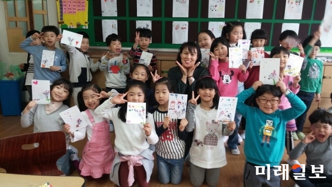 광주 서구 상록도서관의 책과 함께하는 생태전래놀이 / 사진=서구청 제공