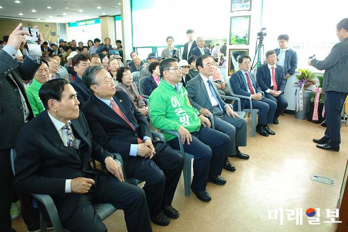 이은방 광주북구청장 예비후보 개소식에서 박지원 전 대표의 지지연설을 듣고 있는 앞줄 왼쪽부터 고재유 전 광주시장, 이정재 전 광주교대 총장, 이은방 예비후보, 장병완 원내대표, 최경환 의원, 김경진 의원 모습