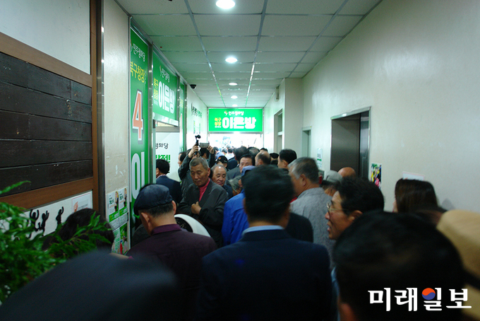 이은방 광주북구청장 예비후보 개소식에 통로를 가득메운 지지자들 모습