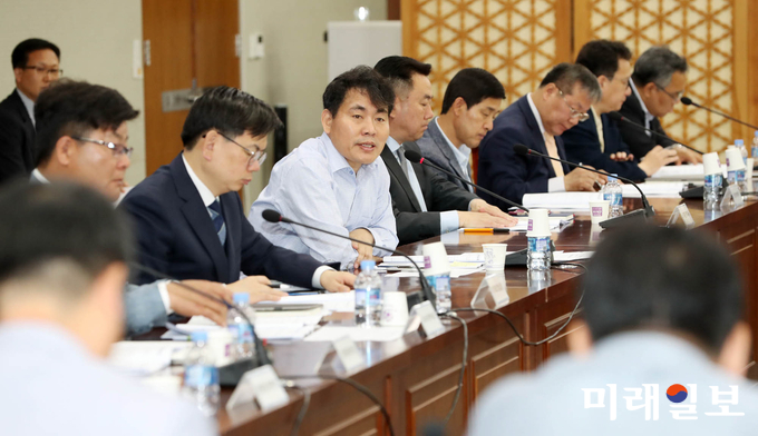 이재영 전라남도지사 권한대행이 14일 오전 도청 서재필실에서 실국장 토론회를 주재하고 있다. / 사진=전남도 제공