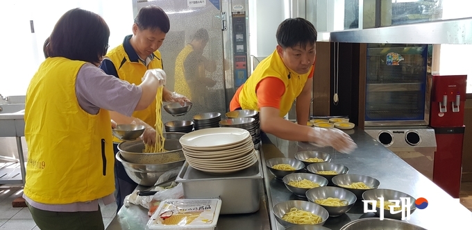전라남도소방본부 직장동호회 119섬나회는 5월 가정의 달을 맞아 지난 13일 아동복지시설 순천성신원을 방문해 어린이 50여명을 대상으로 짜장면 점심봉사활동을 펼쳤다. / 사진=전남도 제공