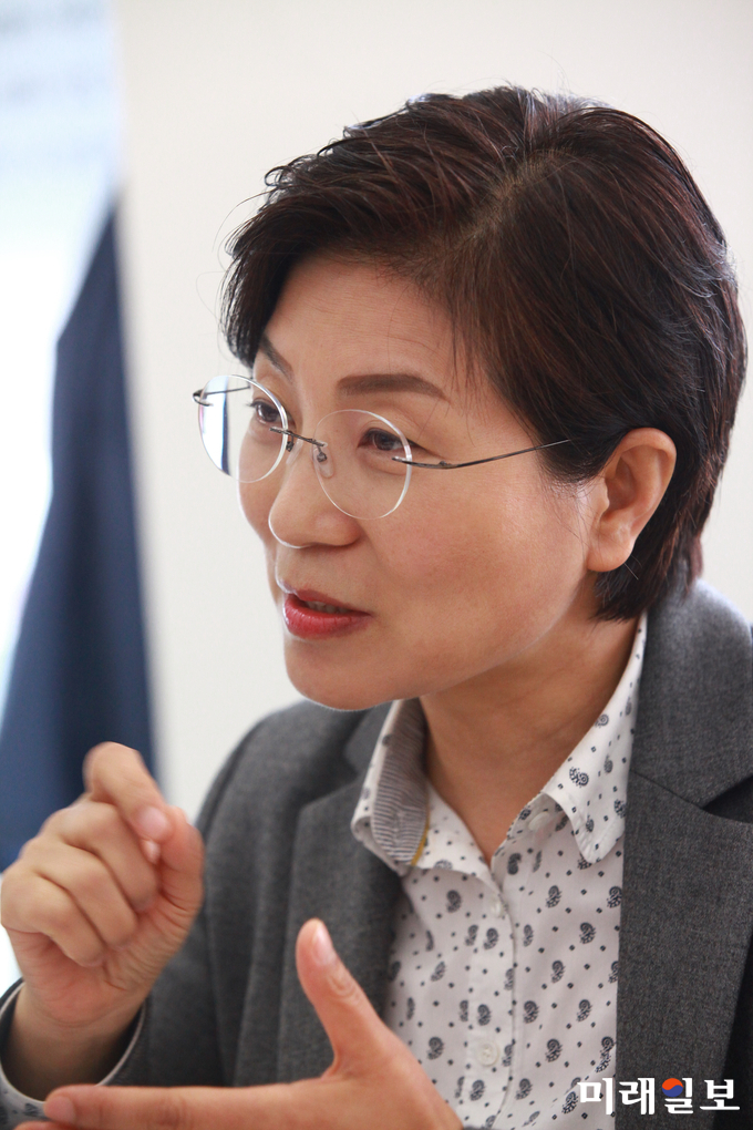 김미경 전 서울시의원이 6.13 지방선거 더불어민주당 서울 은평구청장 후보로 최종 확정됐다. 더불어민주당 서울시당은 지난 12~13일 치른 은평구청장 결선 투표에서 김미경 전 의원이 66.38%를 득표해 은평구청장 후보로 최종 확정됐다고 13일 밝혔다. 14일 오후 연신내역 선거캠프에서 김미경 예비후보를 만나, 경선 통과 소감과 16년 풀뿌리 정치인으로서의 보람, 은평구청장 선거에 임하는 포부와 비전 등을 들어보는 시간을 가졌다./사진=장건섭 기자