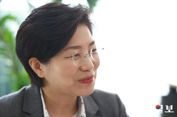 김미경 전 서울시의원이 6.13 지방선거 더불어민주당 서울 은평구청장 후보로 최종 확정됐다. 더불어민주당 서울시당은 지난 12~13일 치른 은평구청장 결선 투표에서 김미경 전 의원이 66.38%를 득표해 은평구청장 후보로 최종 확정됐다고 13일 밝혔다. 14일 오후 연신내역 선거캠프에서 김미경 예비후보를 만나, 경선 통과 소감과 16년 풀뿌리 정치인으로서의 보람, 은평구청장 선거에 임하는 포부와 비전 등을 들어보는 시간을 가졌다./사진=장건섭 기자