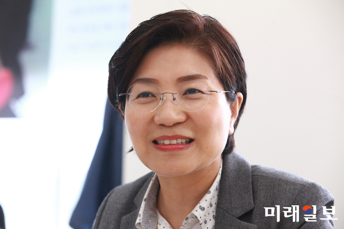 김미경 전 서울시의원이 6.13 지방선거 더불어민주당 서울 은평구청장 후보로 최종 확정됐다. 더불어민주당 서울시당은 지난 12~13일 치른 은평구청장 결선 투표에서 김미경 전 의원이 66.38%를 득표해 은평구청장 후보로 최종 확정됐다고 13일 밝혔다. 14일 오후 연신내역 선거캠프에서 김미경 예비후보를 만나, 경선 통과 소감과 16년 풀뿌리 정치인으로서의 보람, 은평구청장 선거에 임하는 포부와 비전 등을 들어보는 시간을 가졌다./사진=장건섭 기자