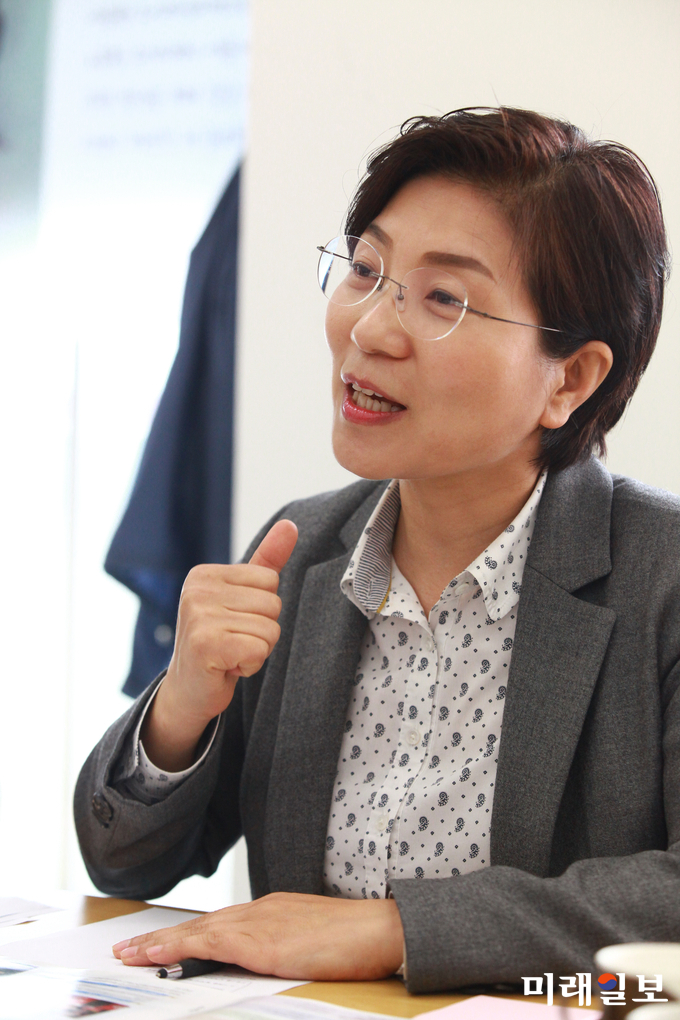김미경 전 서울시의원이 6.13 지방선거 더불어민주당 서울 은평구청장 후보로 최종 확정됐다. 더불어민주당 서울시당은 지난 12~13일 치른 은평구청장 결선 투표에서 김미경 전 의원이 66.38%를 득표해 은평구청장 후보로 최종 확정됐다고 13일 밝혔다. 14일 오후 연신내역 선거캠프에서 김미경 예비후보를 만나, 경선 통과 소감과 16년 풀뿌리 정치인으로서의 보람, 은평구청장 선거에 임하는 포부와 비전 등을 들어보는 시간을 가졌다./사진=장건섭 기자