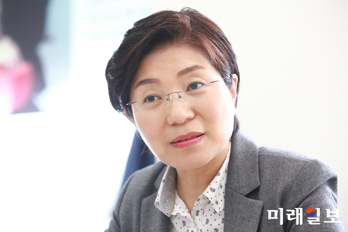 김미경 전 서울시의원이 6.13 지방선거 더불어민주당 서울 은평구청장 후보로 최종 확정됐다. 더불어민주당 서울시당은 지난 12~13일 치른 은평구청장 결선 투표에서 김미경 전 의원이 66.38%를 득표해 은평구청장 후보로 최종 확정됐다고 13일 밝혔다. 14일 오후 연신내역 선거캠프에서 김미경 예비후보를 만나, 경선 통과 소감과 16년 풀뿌리 정치인으로서의 보람, 은평구청장 선거에 임하는 포부와 비전 등을 들어보는 시간을 가졌다./사진=장건섭 기자