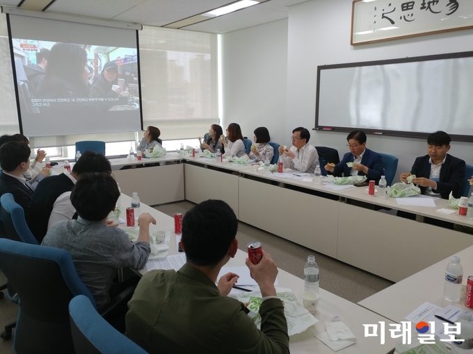 전라남도는 15일 도청 협업사랑방에서 청년공무원 20명이 참석한 가운데 도 청년정책에 대해 자유롭게 토론하는 ‘브라운백(Brown Bag) 미팅’을 개최했다. / 사진=전남도 제공