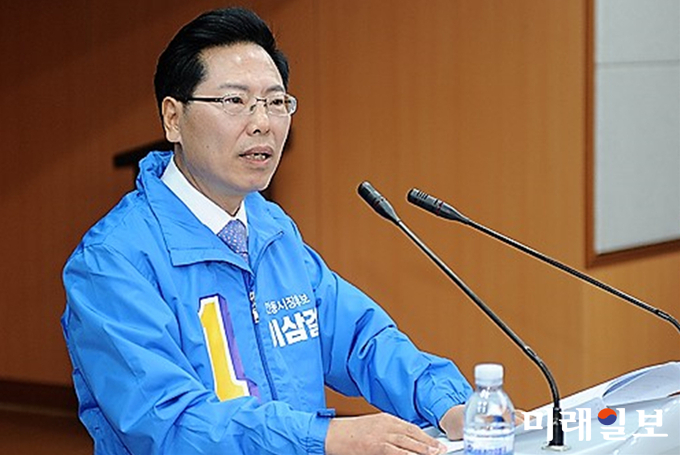 이삼걸 전 행정안전부 차관이 지난 8일 경북 안동시청 청백실에서 기자회견을 열고 더불어민주당 후보로 공식 출마를 선언하고 있다./사진=더불어민주당 제공