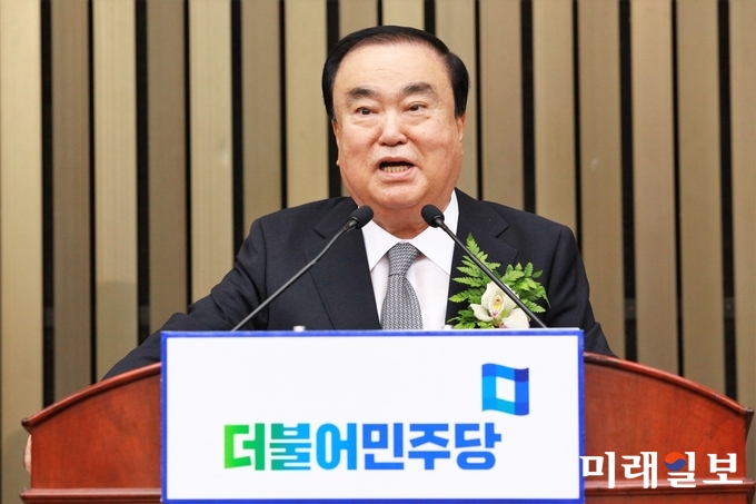 16일 오전 국회에서 열린 더불어민주당 의원총회에서 20대 국회 후반기 국회의장 후보로 선출된 문희상 의원이 소감을 밝히고 있다./사진=장건섭 기자