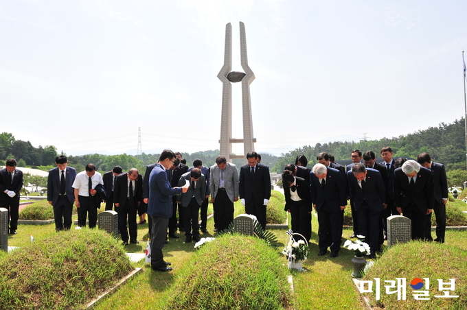 광주시교육청 교직원 30여명이 지난 15일 5.18국립묘지를 참배하고 있다. / 사진=광주시교육청 제공