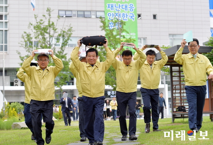 2018 재난대응 안전한국훈련 일환으로 전 국민 지진대피훈련이 열린 16일 오후 윤장현 광주광역시장과 간부 공무원들이 머리를 보호하며 건물 밖으로 신속하게 대피하고 있다./사진=광주시 제공