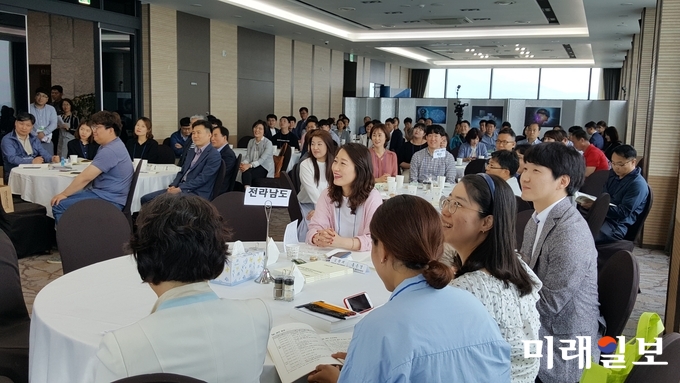 전라남도는 4차 산업혁명과 지능형 지방정부 구현에 선제적으로 대응하기 위해‘도민이 행복한 지능사회 전남 실현’을 주제로 ‘2018 행정정보화 연구 발표대회’를 16일까지 2일간 광양 호텔락희에서 개최했다./ 사진=전남도 제공
