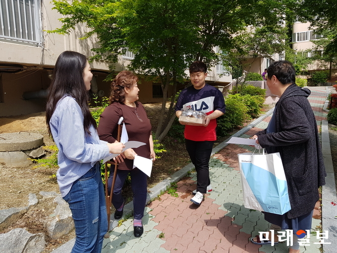 광주 두암종합사회복지관이 16일 내가 먼저 인사하기 캠페인을 펼치고 있다. / 사진=박현주 제공