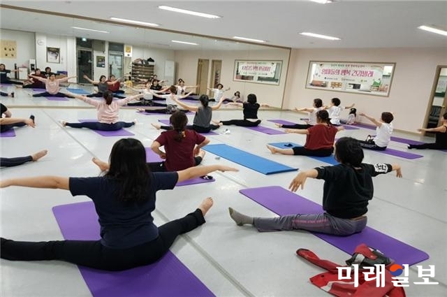 광주 서구가 주민들에게 근거리 학습권 보장을 위해 권역별 행복학습센터 9개 지정하고 매니저를 배치, 두럭행복학습센터 엄마들의행복 건강발레프로그램을 운영하고 있는 모습 / 사진=서구청 제공