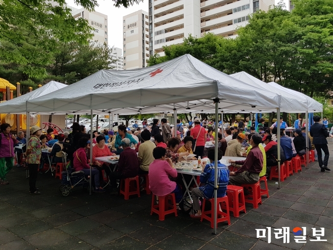 지난 16일 광주 북구 두암주공2단지 놀이터에서 광주 삼성전자 사랑의 밥차 봉사단과 대한적십자사 회원들이 무료급식 봉사활동을 펼치고 있다. / 사진=이루다 제공