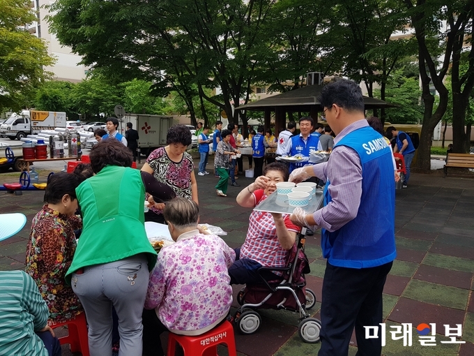 삼성전자 사랑의 밥차 봉사단과 대한적십자사 회원들이 무료급식 봉사활동을 하고 있다. / 사진=이루다 제공