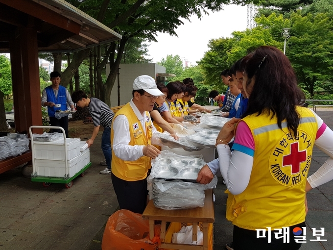 삼성전자 사랑의 밥차 봉사단과 대한적십자사 회원들이 무료급식 봉사활동을 하고 있다. / 사진=이루다 제공