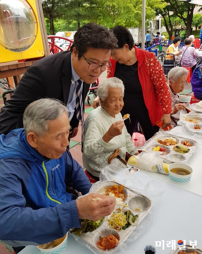 두암종합사회복지관 장주동 관장이 무료급식행사에서 어르신들의 식사에 불편이 없는지를 살피고 있다. / 사진=이루다 제공