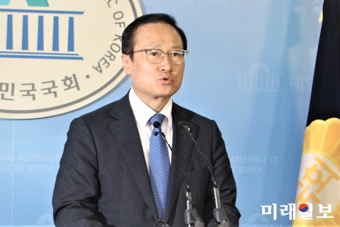 홍영표 더불어민주당 원내대표가 21일 국회 정론관에서 홍문종 염동열 의원에 대한 체포동의안 부결에 대해 사과하고 있다. /사진=김정현 기자