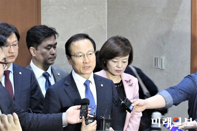 홍영표 더불어민주당 원내대표가 21일 국회 정론관에서 홍문종 염동열 의원에 대한 체포동의안 부결에 대해 사과한 뒤 백프리핑에서 기자들의 질문에 답하고 있다. /사진=김정현 기자