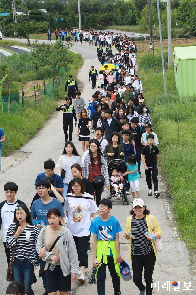 광주 광산구가 투게더광산나눔문화재단 등과 함께 지난 19일 광주민주화운동 38주년을 기념하고 오월 공동체 정신을 계승하는 5.18광산길 도보순례를 진행했다 / 사진=광산구 제공