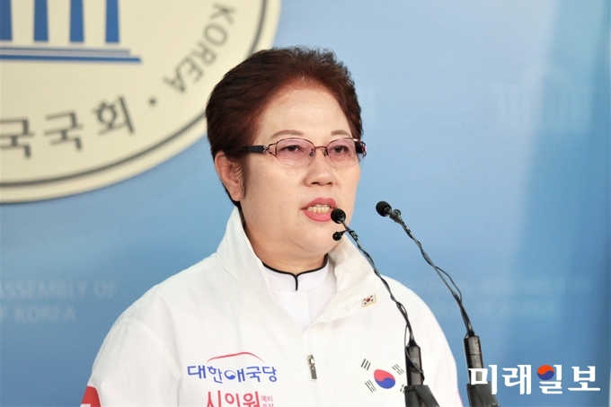 도경자 대한애국당 충북 청주시의원 예비후보가 21일 오후 서울 여의도 국회 정론관에서 출마 기자회견을 하고 있다./ 사진=김정현 기자