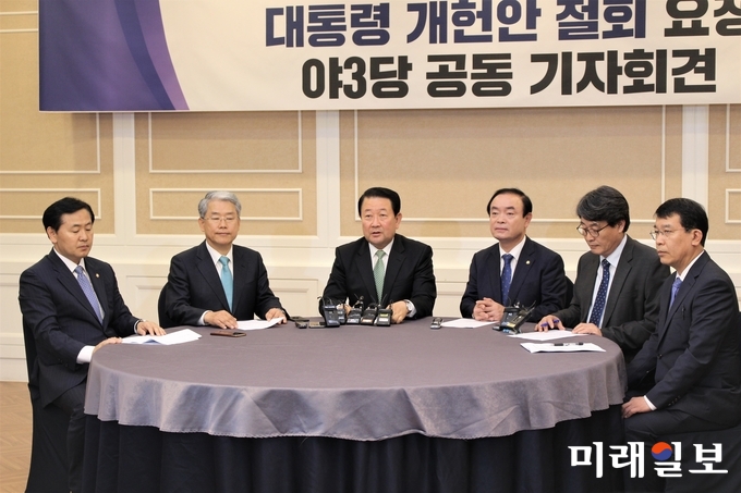 바른미래당 김관영 헌정특위 간사(왼쪽부터), 김동철 원내대표, 박주선 공동대표, 민주평화당 장병완 원내대표, 김광수 헌정특위 간사, 정의당 김종대 헌정특귀 간사가 23일 오전 서울 여의도 국회 귀빈식당에서 '대통령 개헌안 철회 요청 야3당 공동 기자회견'을 하고 있다. /사진=김정현 기자