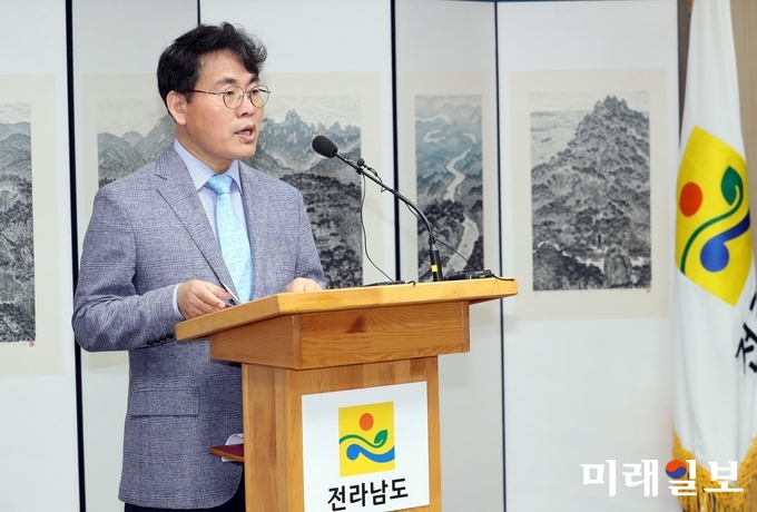 이재영 전라남도지사 권한대행이 23일 오전 도청 브리핑룸에서 2018 전남국제수묵비엔날레 D-100일을 맞아 그동안 추진상황과 앞으로 계획에 대해 기자 브리핑을 하고 있다. 전남국제수묵비엔날레는 ‘오늘의 수묵 어제에 묻고 내일에 답하다’라는 주제로 오는 9월 1일부터 10월 31일까지 61일간 목포문화예술회관과 진도 운림산방 일원에서 열린다. / 사진=전남도 제공