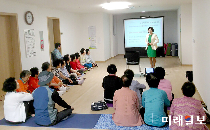 광주 동구가 어르신들의 교통사고 예방을 위해 광주시, 광주교통문화연수원과 함께 경로당을 순회하며 ‘어르신 교통사고 예방교육’에 나섰다. 사진은 아이파크 경로당 / 사진=동구청 제공 