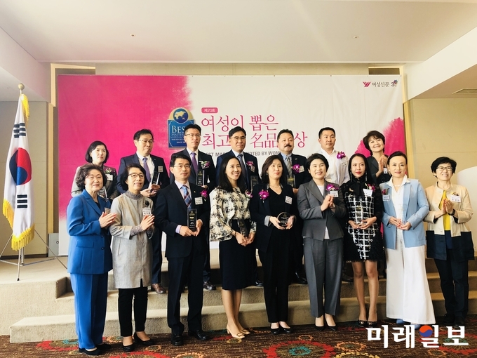 전라남도는 ㈜여성신문사가 주관하고 여성가족부와 산업통상자원부가 후원하는 제20회 여성이 뽑은 최고의 명품대상 ‘친환경 쌀’ 부문에 ‘전남 쌀’이 12년 연속 선정돼 24일 수상 영광을 안았다./ 사진=전남도 제공