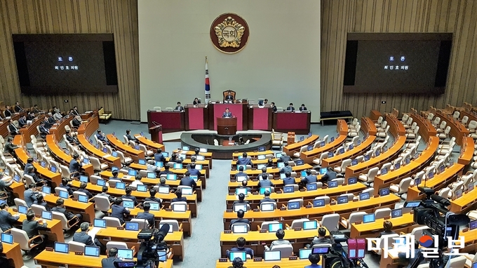 국회가 24일 본회의를 열고 문재인 대통령이 발의한 헌법개정안에 대해 표결을 했으나 의결정족수 부족으로 투표가 성립되지 못했다. 24일 오전 서울 여의도 국회에서 제360회 국회 제4차 본회의가 열리고 있다./사진=장건섭 기자