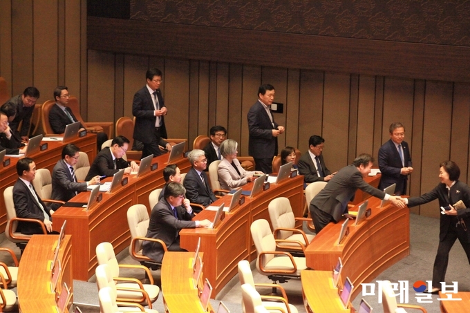 이낙연 국무총리가 24일 오전 서울 여의도 국회에서 열린 제360회 국회 제4차 본회의에서 문재인 대통령이 발의한 헌법 개정안 투표를 마친 박영선 더불어민주당 의원과 악수를 하고 있다./사진=장건섭 기자