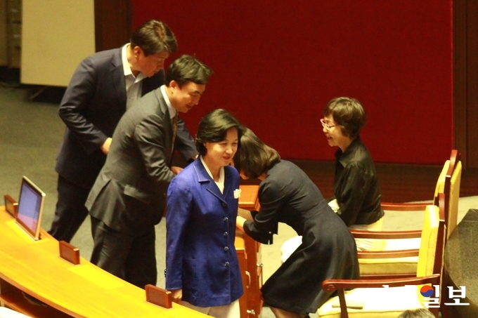 추미애 더불어민주당 대표를 비롯 소속 의원들이 24일 오전 열린 국회 본회의에서 정부 헌법개정안에 대해 투표를 하고 있다. 야당이 불참한 가운데 치러진 표결 결과 개헌안은 의결정족수 부족으로 투표 불성립 상황이 됐다./사진=장건섭 기자
