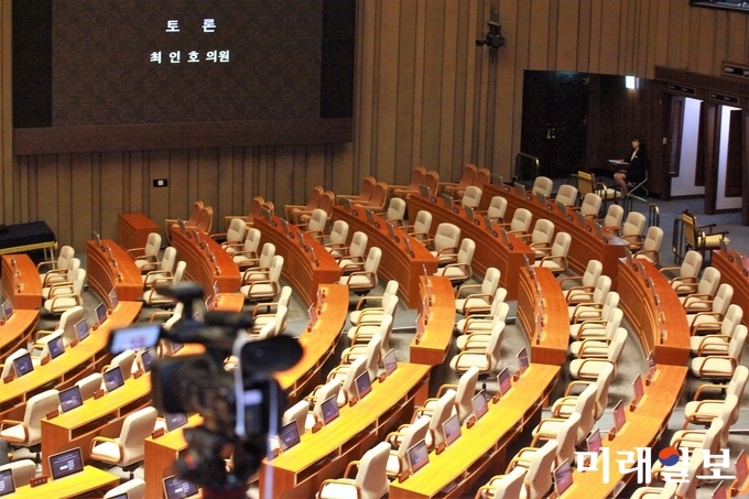 제360회 국회 제4차 본회의에서 문재인 대통령이 발의한 헌법 개정안이 부결된 24일 오전 서울 여의도 국회 본회의장에 야당 의석이 텅 비어있다./사진=장건섭 기자