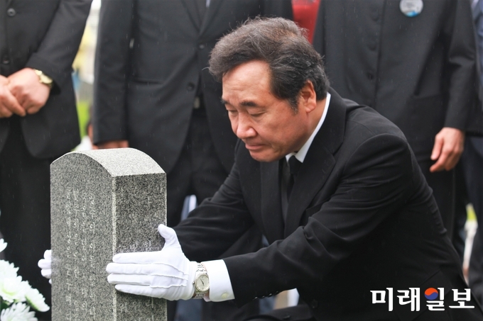 이낙연 국무총리가 18일 오전 광주 북구 운정동 국립5·18민주묘지에서 열린 '오월 광주, 정의를 세우다' 주제의 5·18민주화운동 38주기 기념식에 참석한 뒤 희생자의 묘소를 찾아 참배하고 있다./사진=장건섭 기자