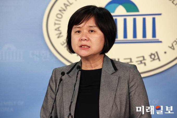 이정미 정의당 대표가 25일 새벽 서울 여의도 국회 정론관에서 기자회견을 열고 국회 환경노동위원회가 최저임금 산입범위를 확대키로 결정하자 "거대 양당이 최저임금법 개악을 강행했다"고 맹비난 하고 있다./사진=장건섭 기자