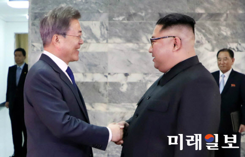 문재인 대통령과 북한 김정은 국무위원장이 26일 오후 판문점 북측 통일각에서 정상회담을 하기 앞서 악수를 하고 있다./사진=청와대 제공