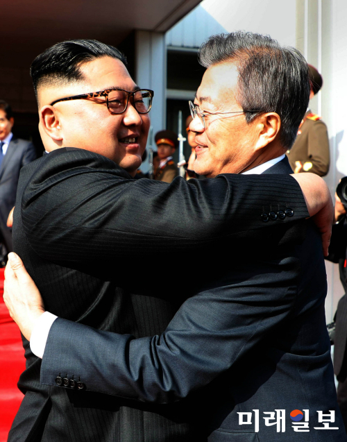 문재인 대통령과 김정은 북한 국무위원장이 26일 오후 판문점 북측 통일각에서 정상회담을 마친 후 헤어지며 포옹하고 있다. /사진= 청와대 제공