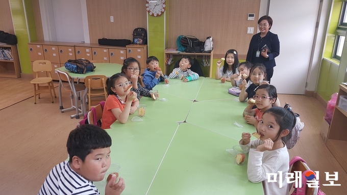 전라남도는 곡성군, 목포시를 시작으로 전남지역 423개 초등학교 방과 후 돌봄교실에 연간 30회 기준 1회 150g의 조각과일간식을 공급키로 했다. 사진=전남도 제공