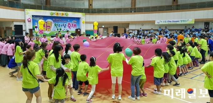 광주광역시는 5월 가정의 달을 맞아 26일 빛고을노인건강타운 실내체육관에서 가족 모두가 함께 행복한 시간을 보낼 수 있는 ‘제10회 가족공감한마당 축제’를 개최했다. / 사진=광주시 제공