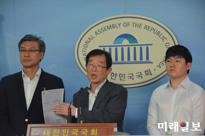 국회 환경노동위원회 소속 이용득 더불어민주당 의원이 지난 23일 서울 여의도 국회 정론관에서 경기도 '졸속·갑질 교통행정 규탄 및 운수 노동자 생존권 보장 촉구' 기자회견을 열고 있다./사진=이용득 원원실 제공