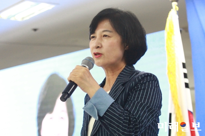 27일 오후 경기도 수원시 팔달구 마라톤빌딩에서 열린 이재명 더불어민주당 경기도지사 후보 선거사무소 개소식에서 추미애 대표가 축사를 하고 있다./사진=장건섭 기자
