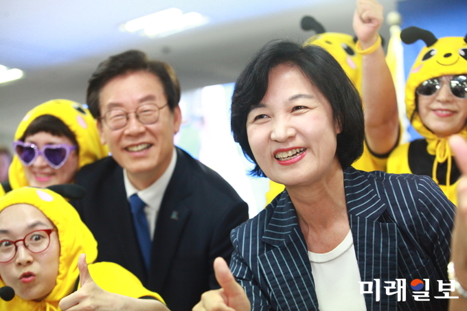 추미애 더불어민주당 대표와 이재명 경기도지사 후가 27일 오후 경기도 수원시 팔달구 마라톤빌딩에서 열린 이 후보의 선거 사무소 개소식에서 공연팀들과 포즈를 취하고 있다./사진=장건섭 기자