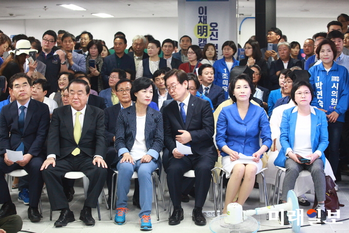 27일 오후 경기도 수원시 팔달구 마라톤빌딩에서 열린 이재명 더불어민주당 경기도지사 후보 선거사무소 개소식에서 추미애 대표(왼쪽에서 세번째)와 이재명 후보가 이야기를 나누고 있다./사진=장건섭 기자
