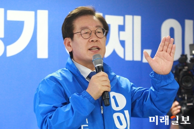 이재명 더불어민주당 경기도지사 후보가 27일 오후 경기도 수원시 팔달구 마라톤빌딩에서 열린 선거사무소 개소식에서 인사말을 하고 있다./사진=장건섭 기자