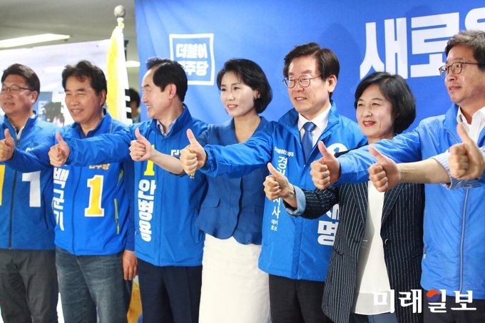 27일 오후 경기도 수원시 팔달구 마라톤빌딩에서 열린 이재명 더불어민주당 경기도지사 후보 선거사무소 개소식에서 추미애 대표와 이재명 후보가 경기도 시장·군수 후보들과 포즈를 취하고 있다./사진=장건섭 기자