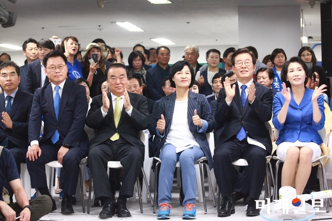 추미애 더불어민주당 대표(왼쪽에서 네번째)와 이재명 경기도지사 후보가 27일 오후 경기도 수원시 팔달구 마라톤빌딩에서 열린 이 후보의 선거 사무소 개소식에서 엄지 척을 하고 있다./사진=장건섭 기자