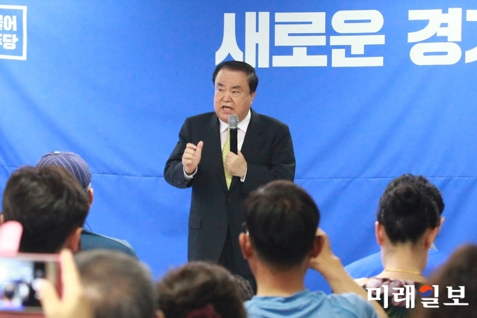 문희상 더불어민주당 선거대책위 상임고문이 27일 오후 경기도 수원시 팔달구 마라톤빌딩에서 열린 이 후보의 선거 사무소 개소식에서 축사를 하고 있다./사진=장건섭 기자